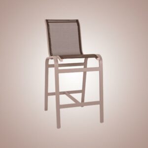 Banqueta Ibiza, estrutura de alumínio e com braços e acabamento em Tela Sling. Foto Diagonal